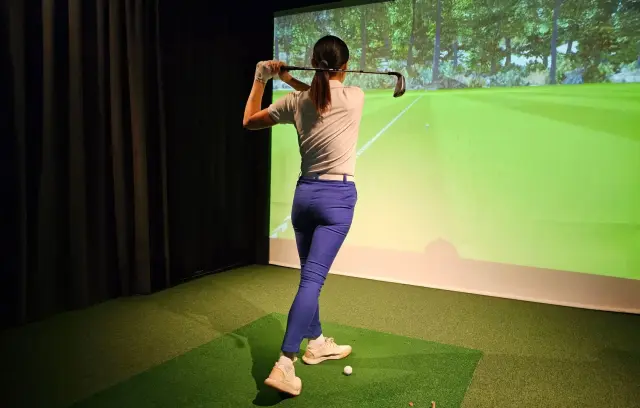 St. Regis The Residences at Al Maryah Island golf simulator in Abu Dhabi